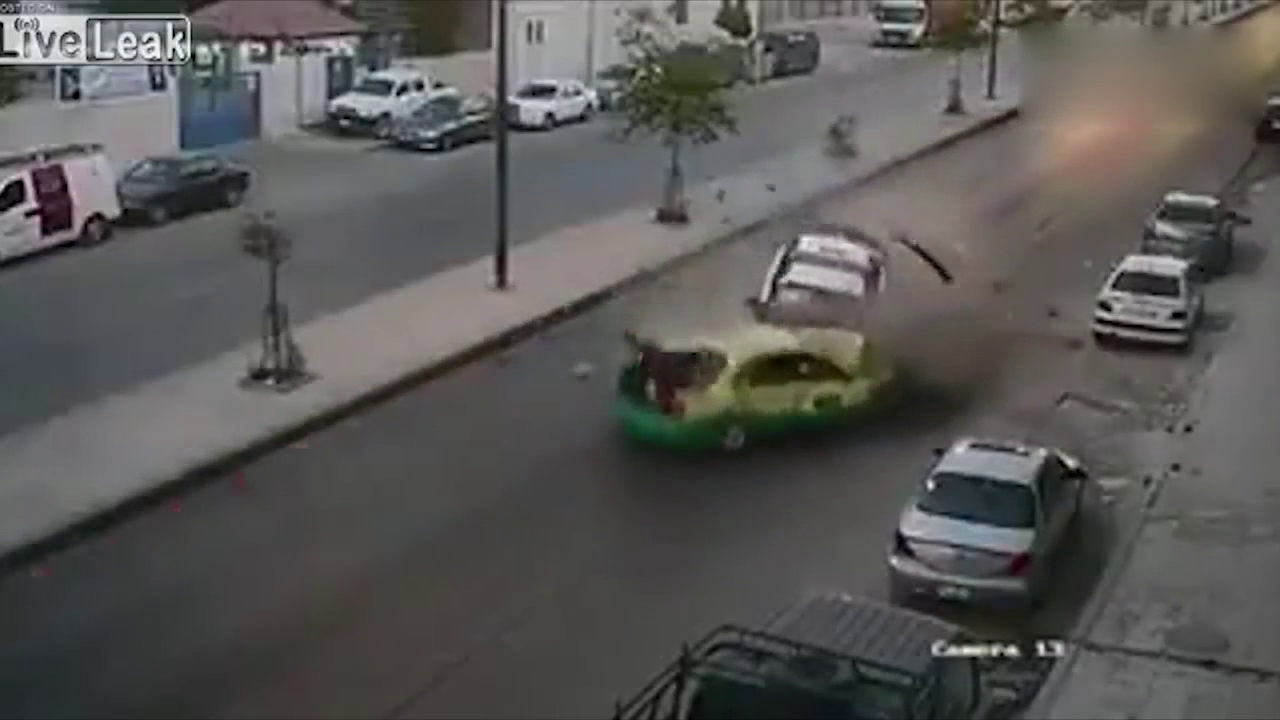 汽车失控飞入对向车道，出租车已经躲闪不及