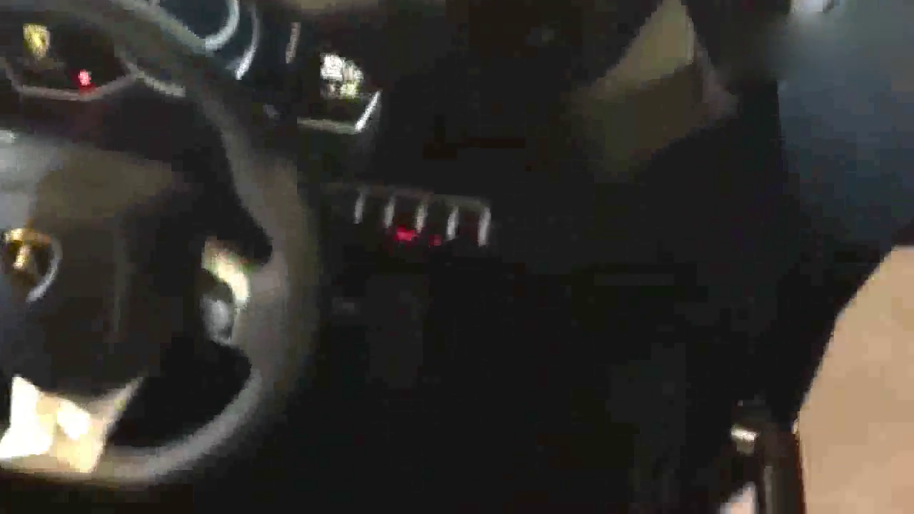 爸爸花两千万买兰博基尼跑车，儿子坐进内饰打开后备箱才觉得值了