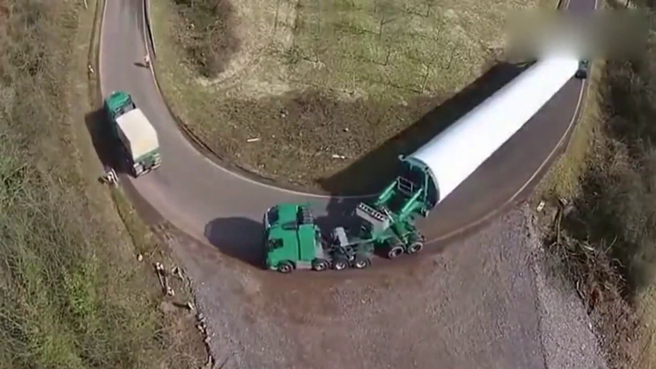 特别佩服这辆卡车司机的技术 没有三十年的驾龄是开不了的