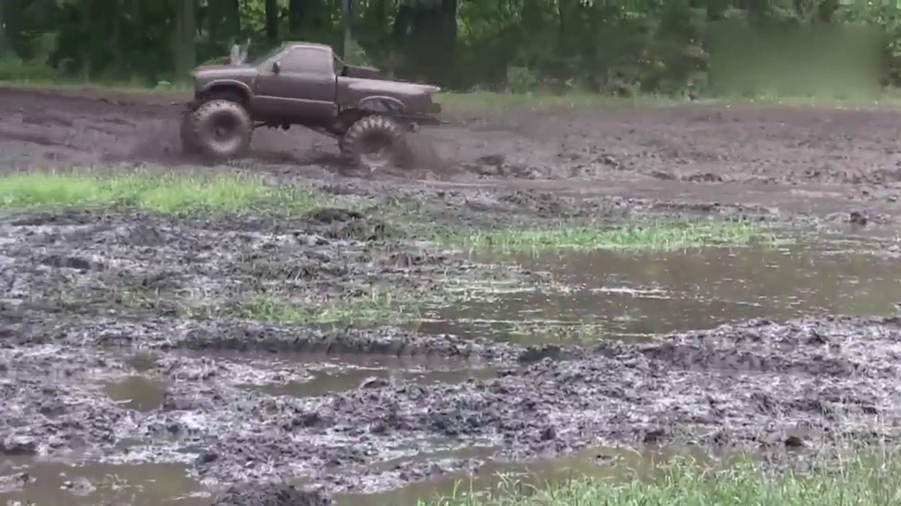 特利湖路泥沼中，一辆大型卡车亮相