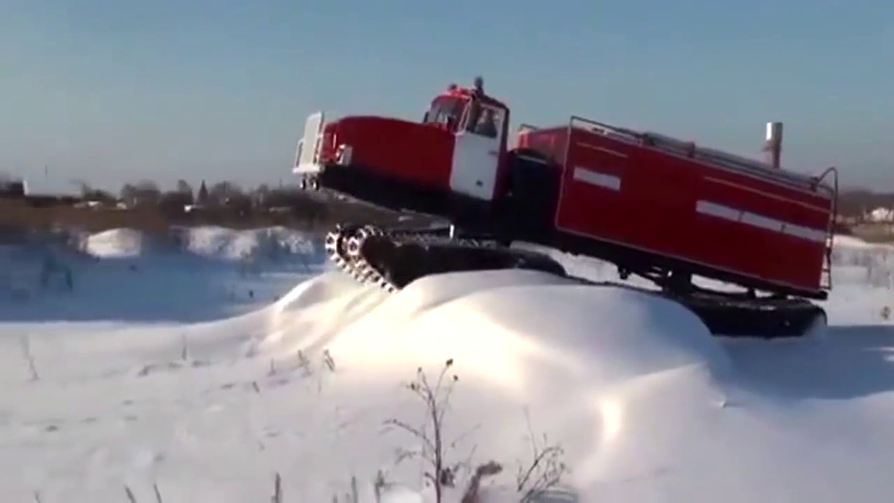 牛人把卡车改装成越野履带车！