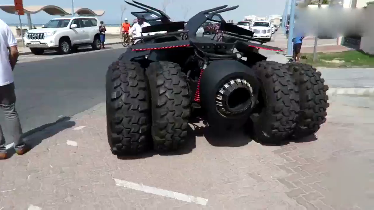 1000万的跑车掏出钥匙的那一刻，兰博基尼都不敢踩油门了