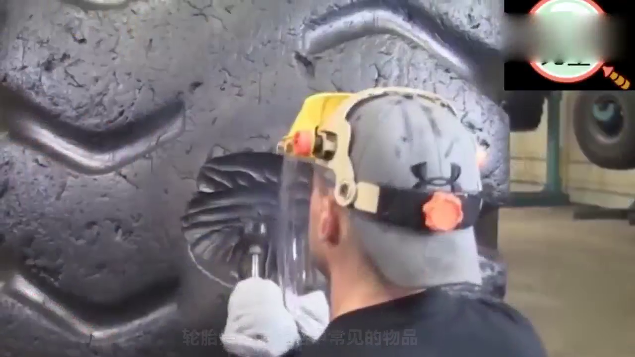 大卡车的轮胎破了怎么修？首先要把小洞变大洞！