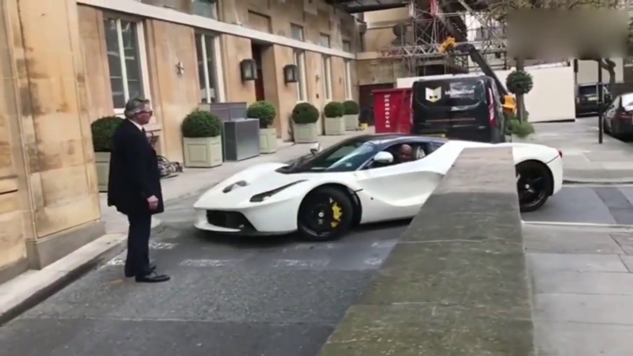 这大概是我见过的最炫酷的跑车的了，连进地下车库的方式都这么嗨