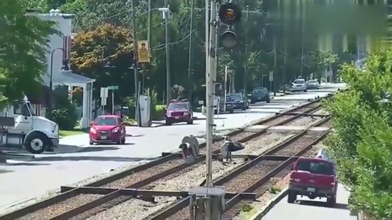 大卡车与火车来了个近距离碰面, 火车认输了