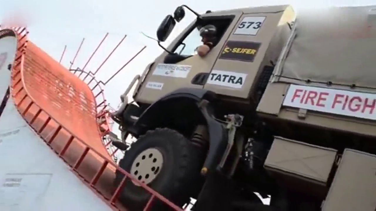 大卡车挑战极限，隔着屏幕我都为他担心