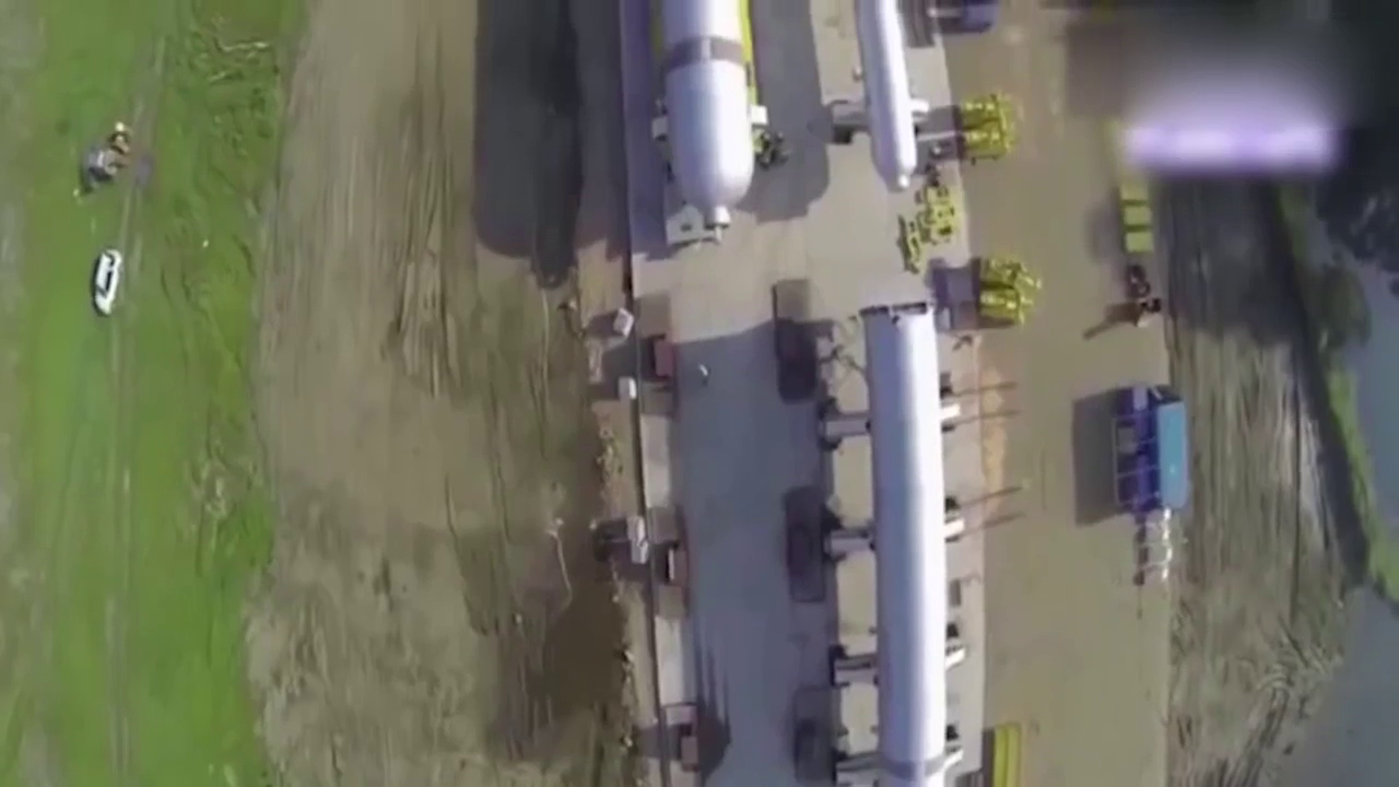 这些大卡车，可以负载近500吨