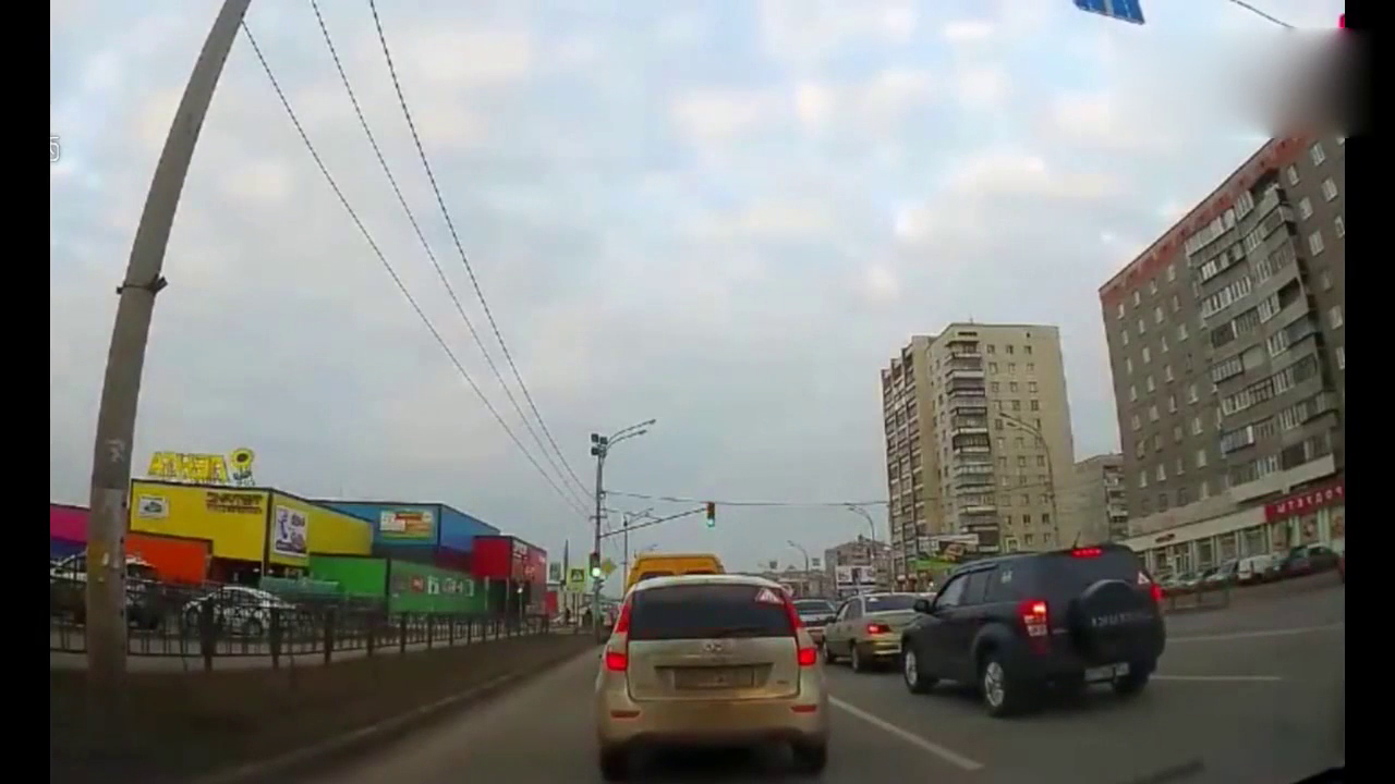 出租车的速度是有多快，才能发生这样的撞车