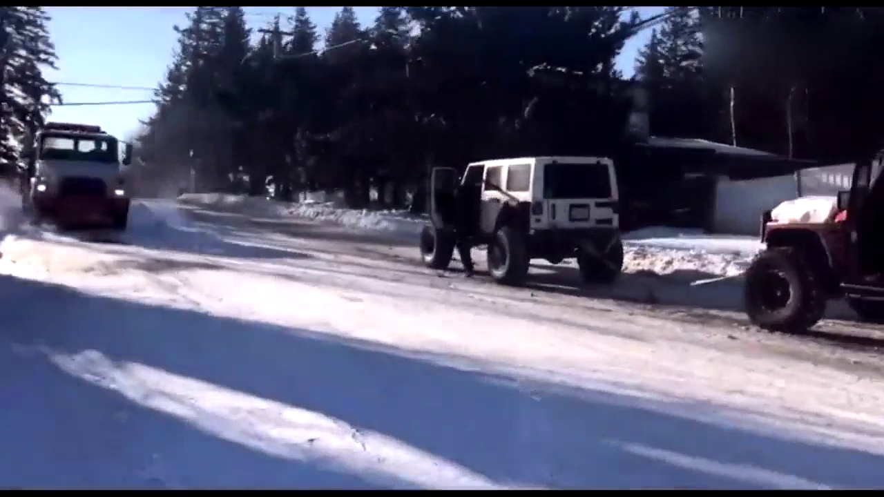 卡车被困，两台牧马人和一台福特猛禽仗义相助，真爷们了