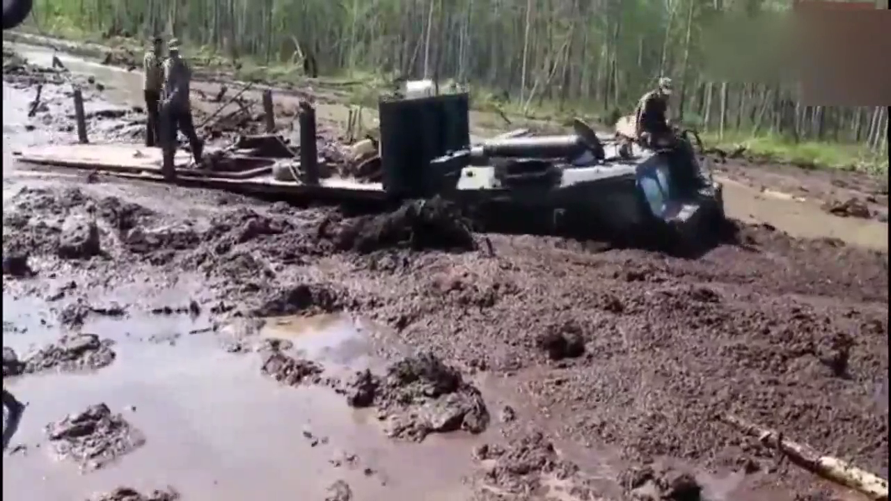 军用神车碰到了沼泽地，这哪是卡车，这分明就是气垫船