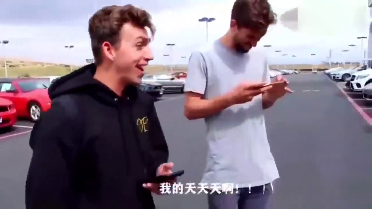 儿子背着家人买了辆超酷跑车，开回家时老爸看懵了