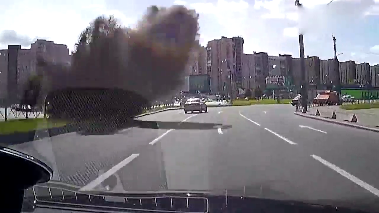 卡车急刹车货物冲出车头 交通意外 交通事故 车祸现场 53