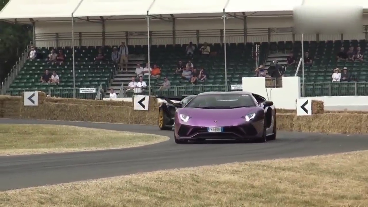 古德伍德速度节第1天，跑车狂野亮相，迈凯伦原地漂移真叫帅