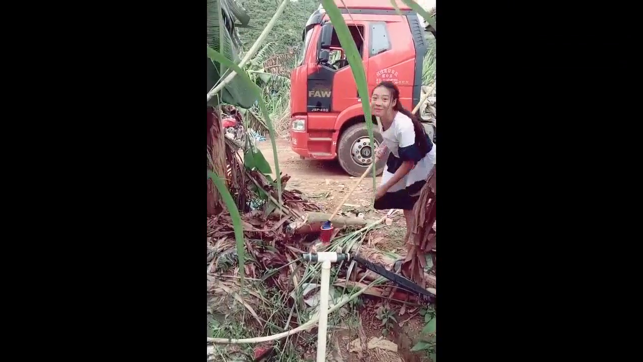 卡车女司机想弄点水，洗一下自己的车吧？