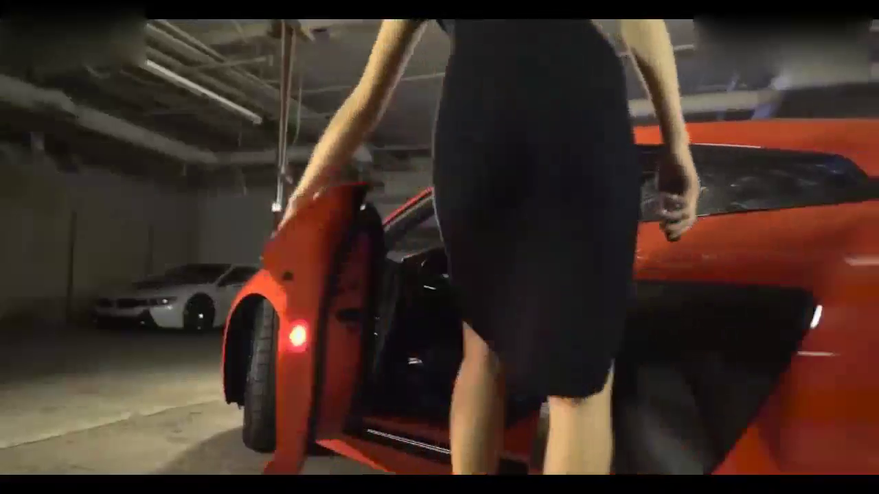 250万的奥迪R8跑车，美女销售来告诉你有多霸气！