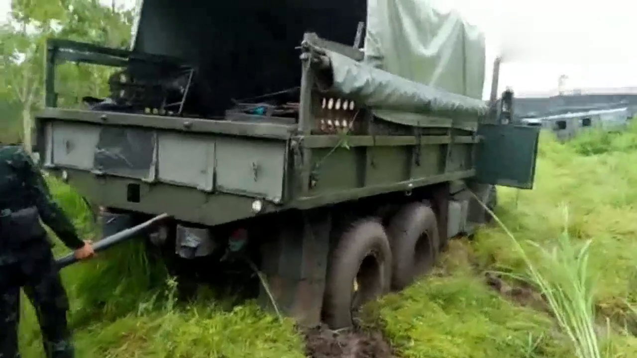 拉货的大卡车陷进地里了，怎么都出不来，幸亏有人想出一招