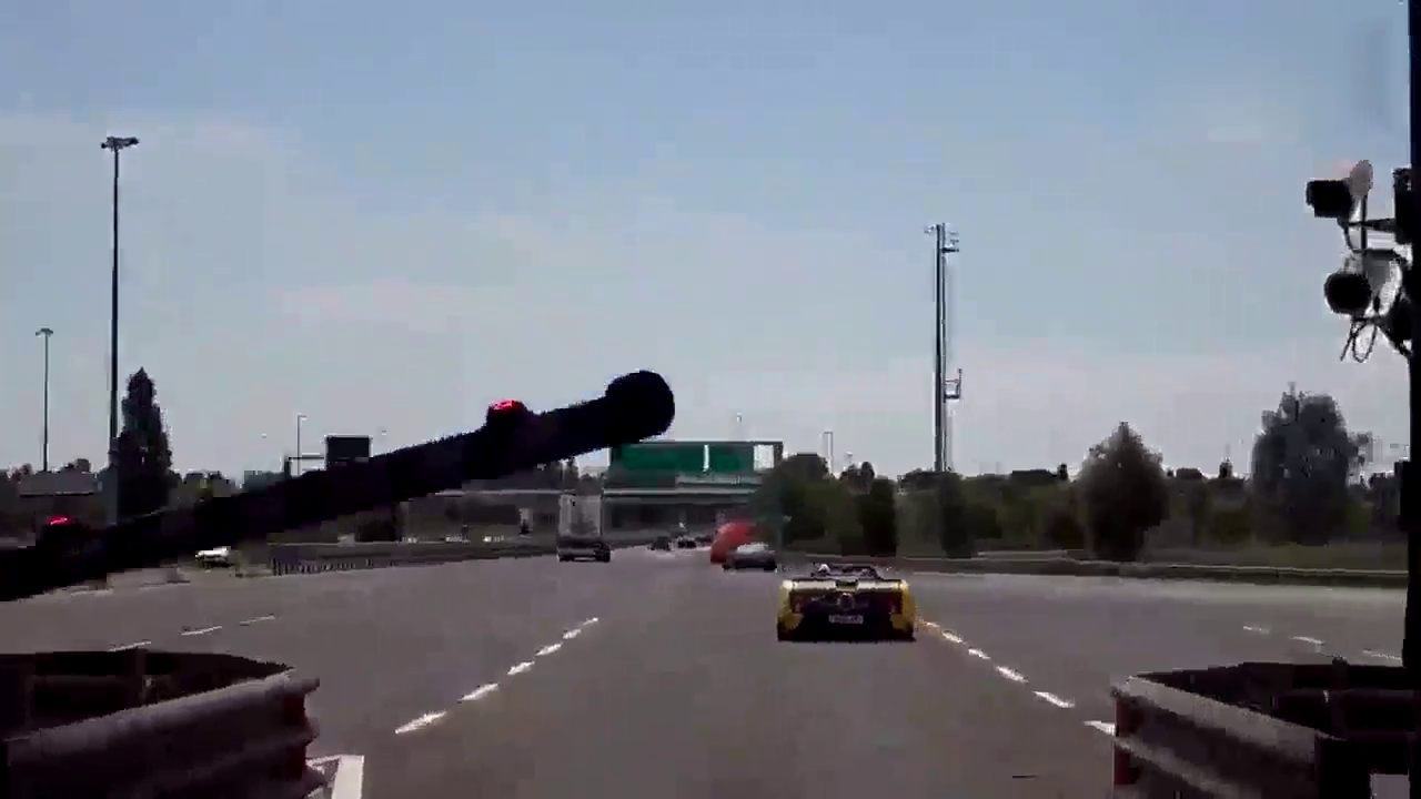 奥迪收费站遇到帕加尼跑车，车主立马就狂躁了