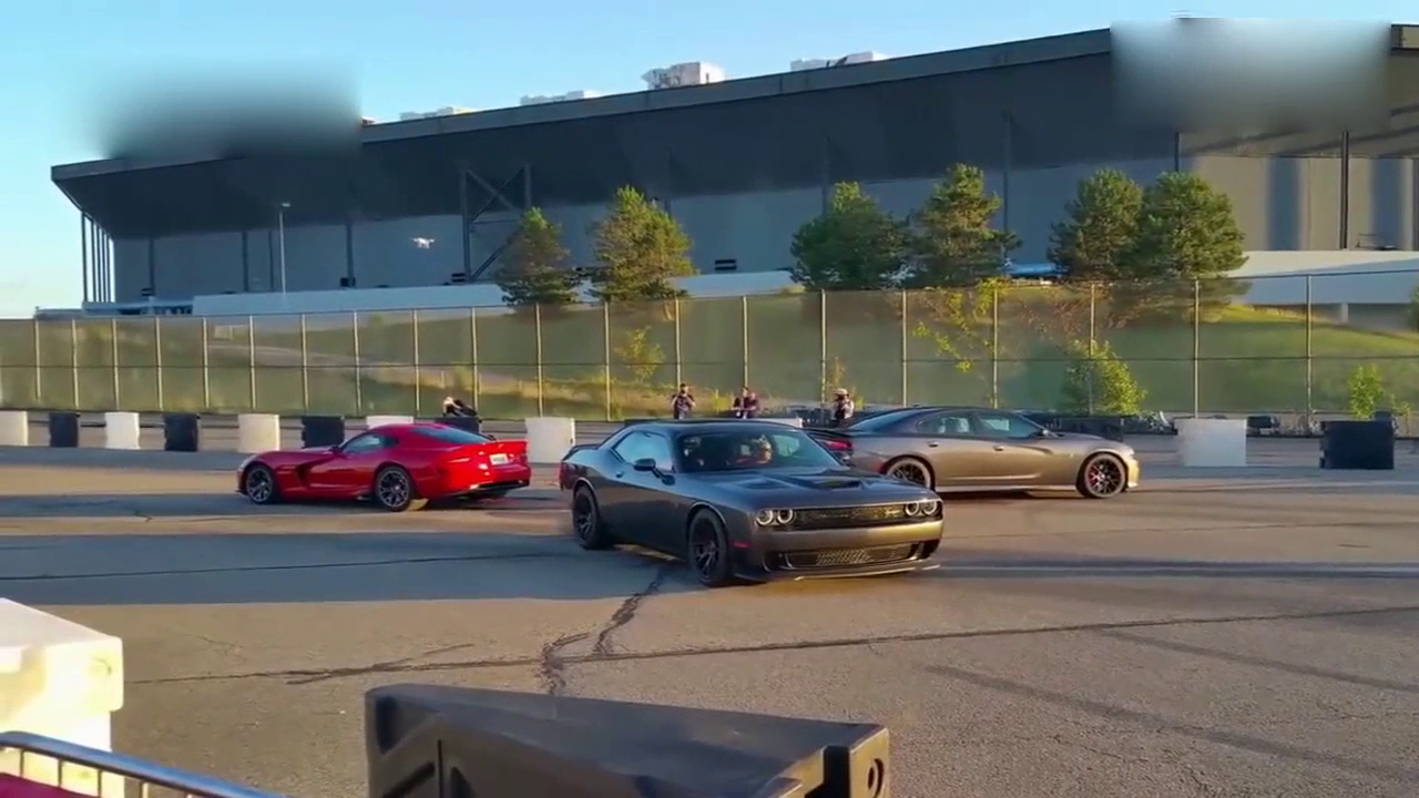 3辆跑车玩拔河，这场面真是不多见！