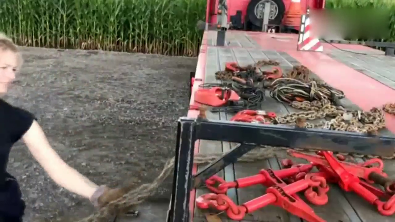 美女司机开十几米长的大卡车，每天跑上百公里，一天只能睡五小时