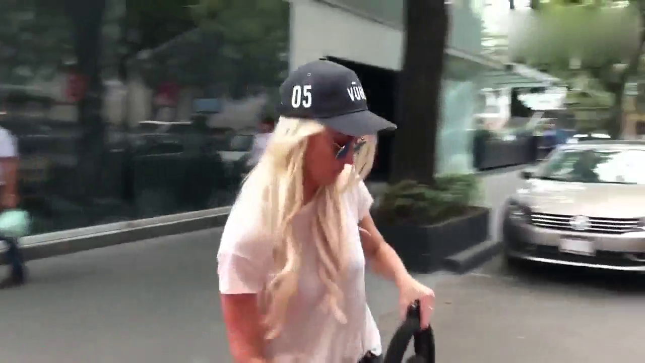 法拉利男嘲笑美女的VUHL跑车没有方向盘？下一面打脸了！