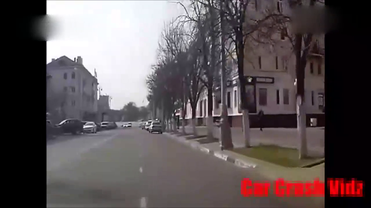 出租车对向车道违规超车，结果悲剧了