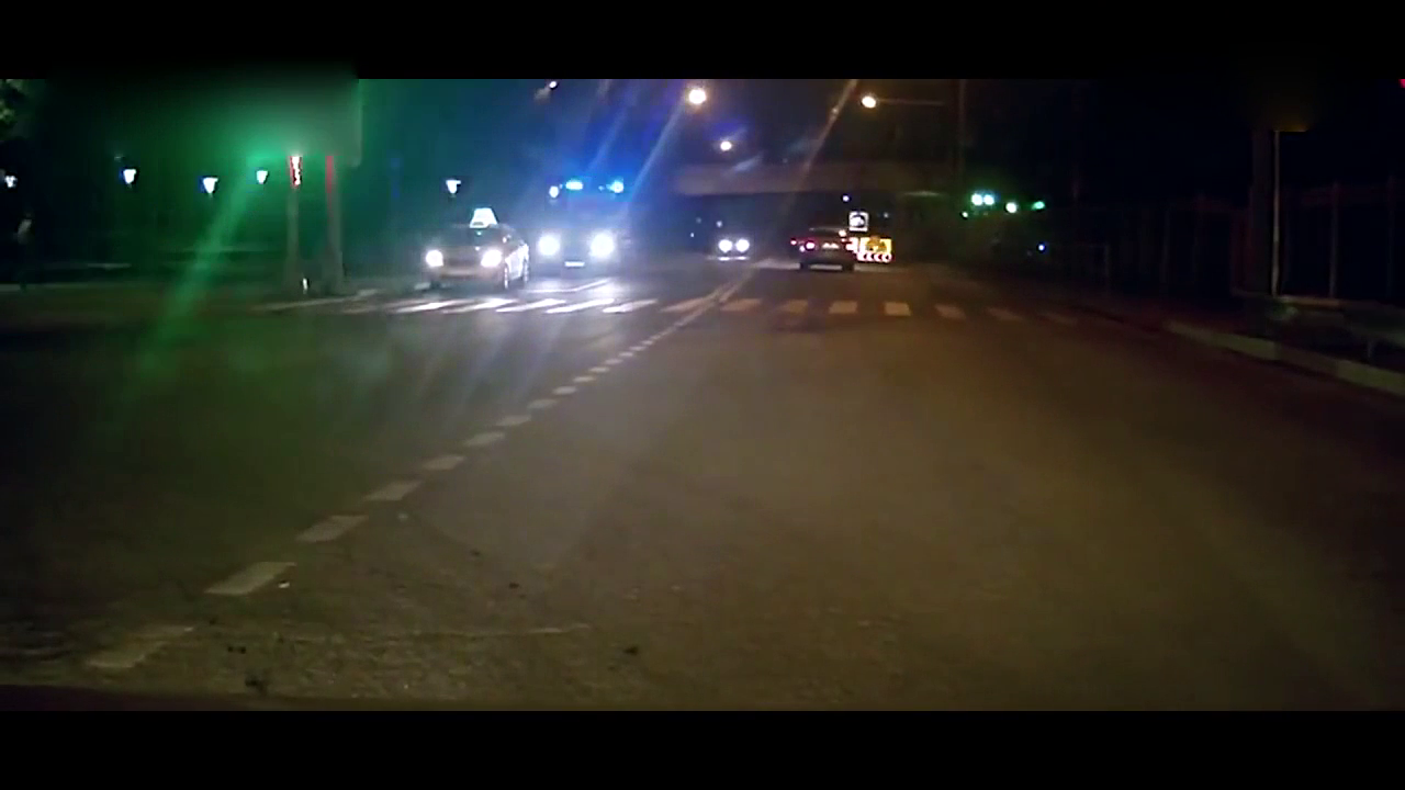 出租车不守规矩随意行驶坑坏私家车，这样的司机应该被吊销驾照