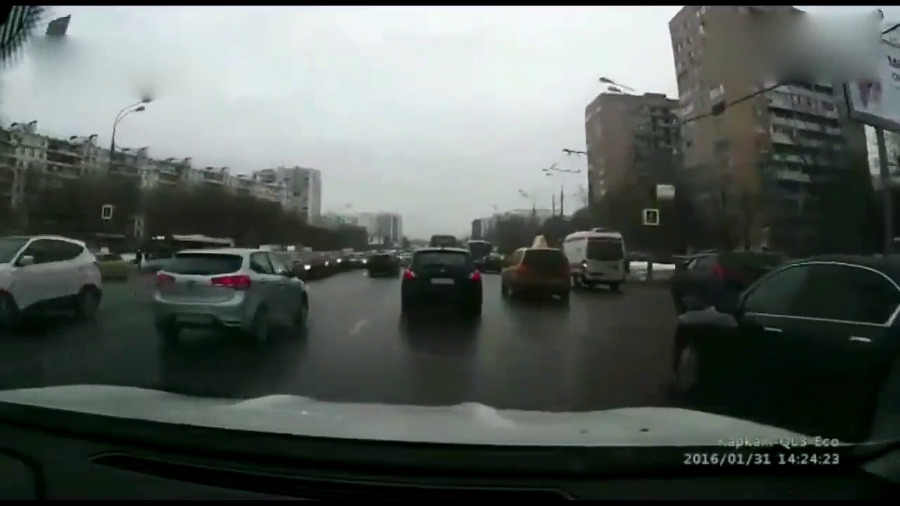 出租车故意别车救护车，终于激怒了丰田霸道车主