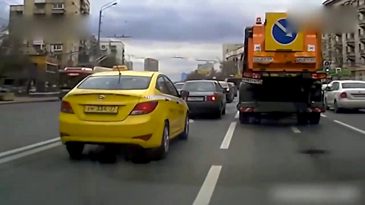 出租车心太大，直接导致多车连环相撞