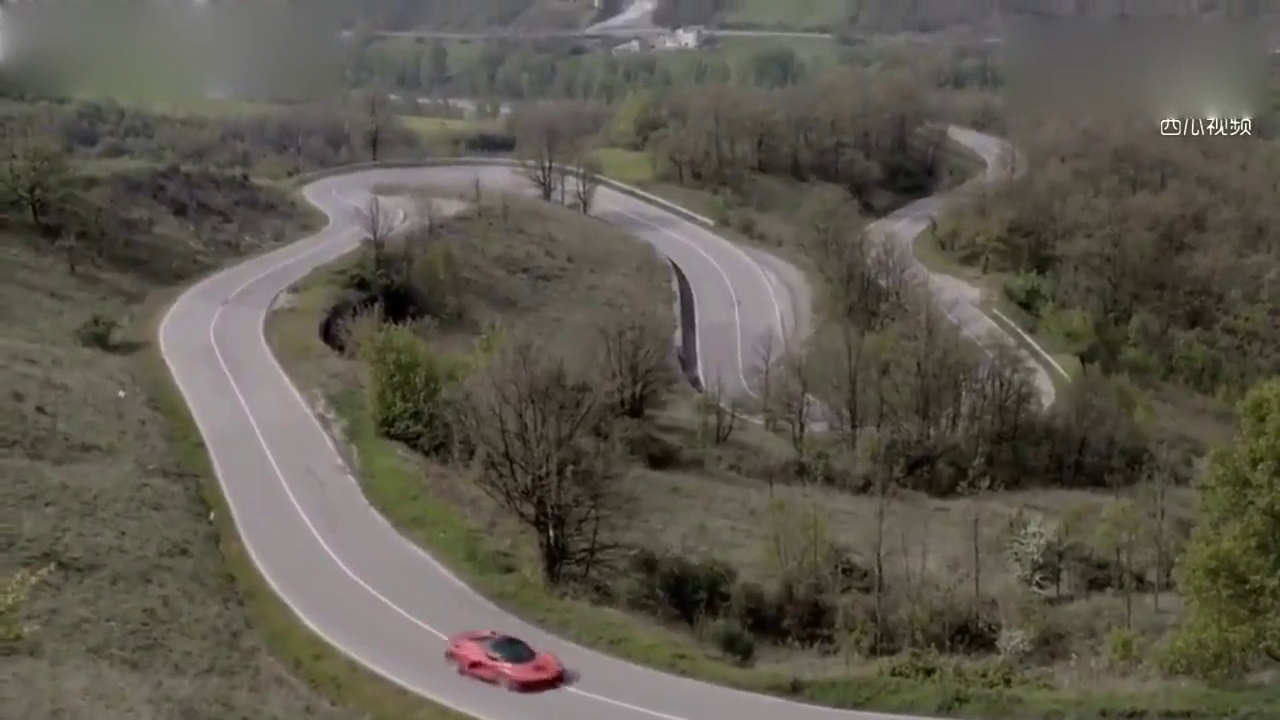 法拉利山路飙车，几百万的跑车竟然也敢漂移！