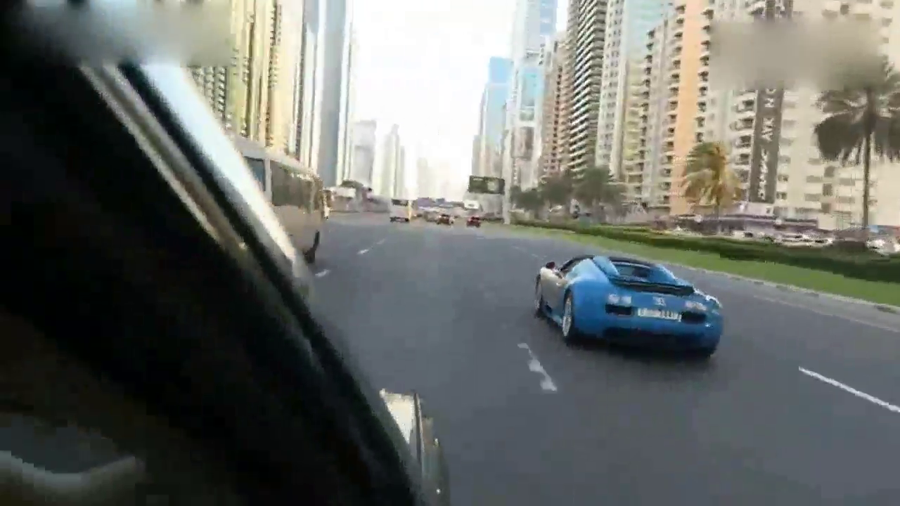 美女刚到迪拜就有富二代送了一辆布加迪跑车，美女不相信是真的