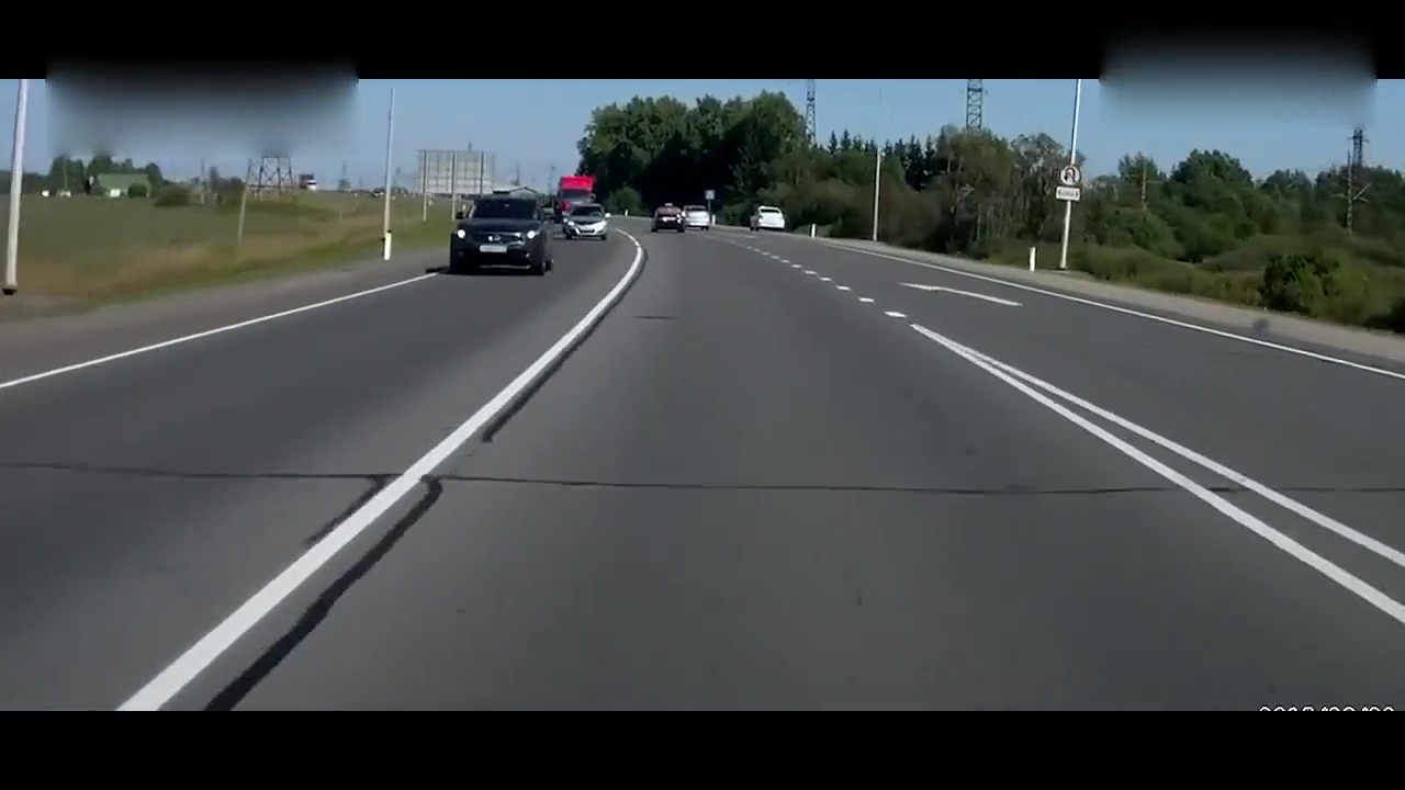 出租车硬路肩停靠后猛然掉头，吓坏直行车