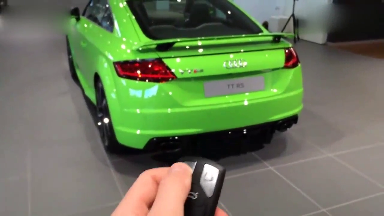 苹果绿涂装奥迪高性能跑车，太炫酷了