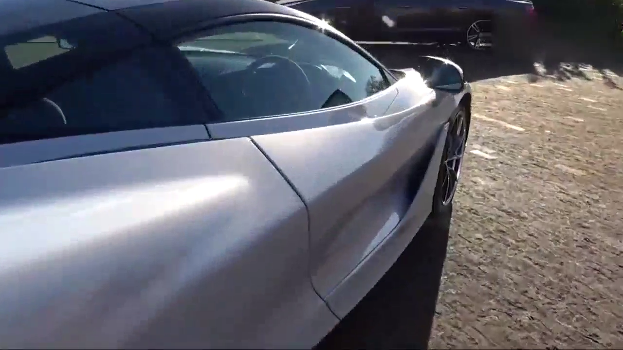 2018款迈凯伦跑车，坐进驾驶室看到仪表盘翻转的瞬间心动了