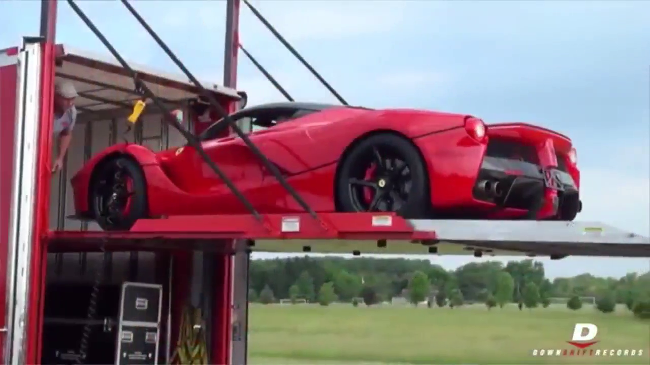 2500万的法拉利被放下旋梯后，才知道什么叫跑车，真霸气！