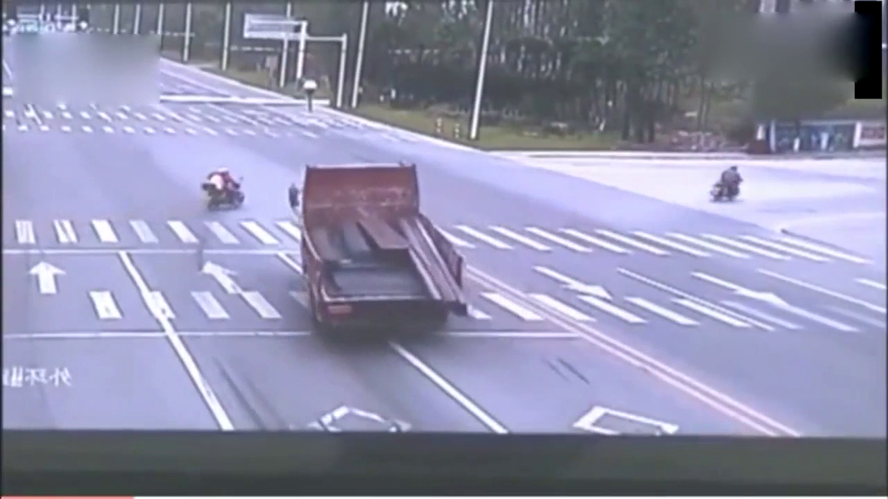 一家三口骑电动车闯红灯，大卡车急转弯冲进绿化带也没能挽救他们