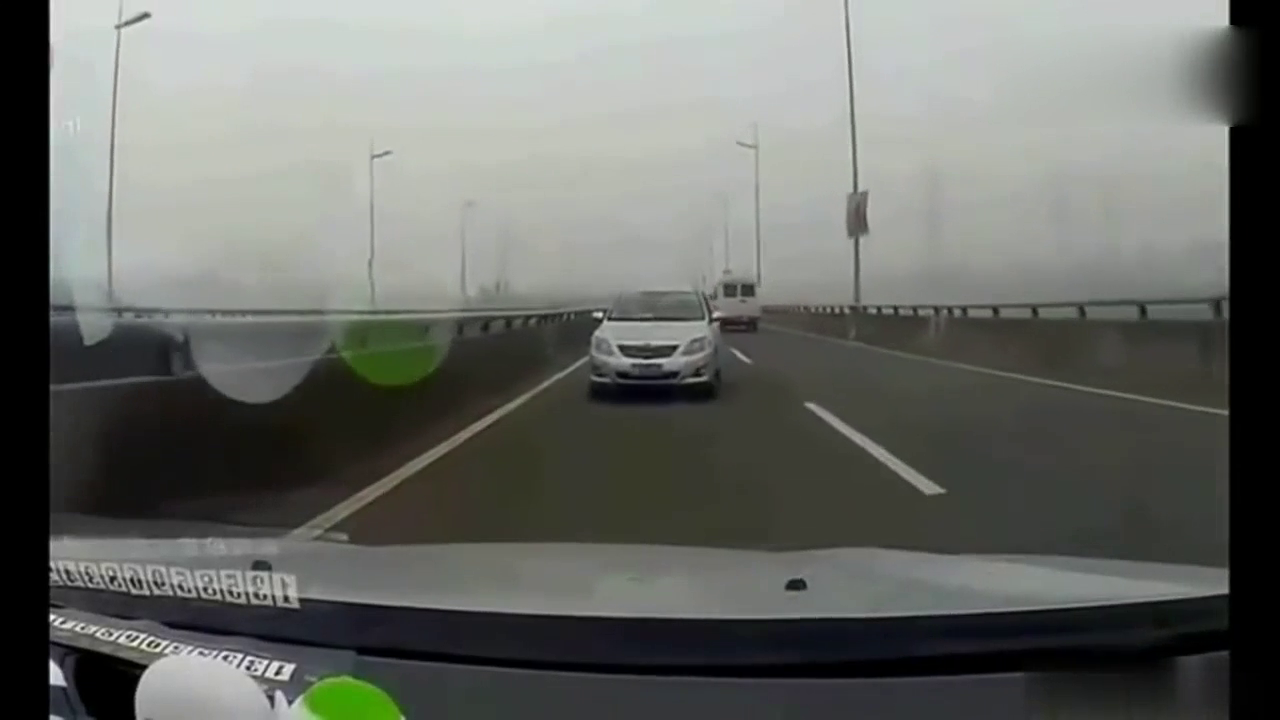 56吨的大卡车刹车失灵，老司机拼了老命挽救，事情还是发生了