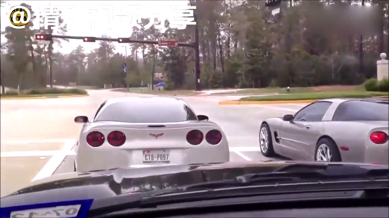 2辆五菱宏光跑车，准备绿灯时一决高下，结果都悲剧了！