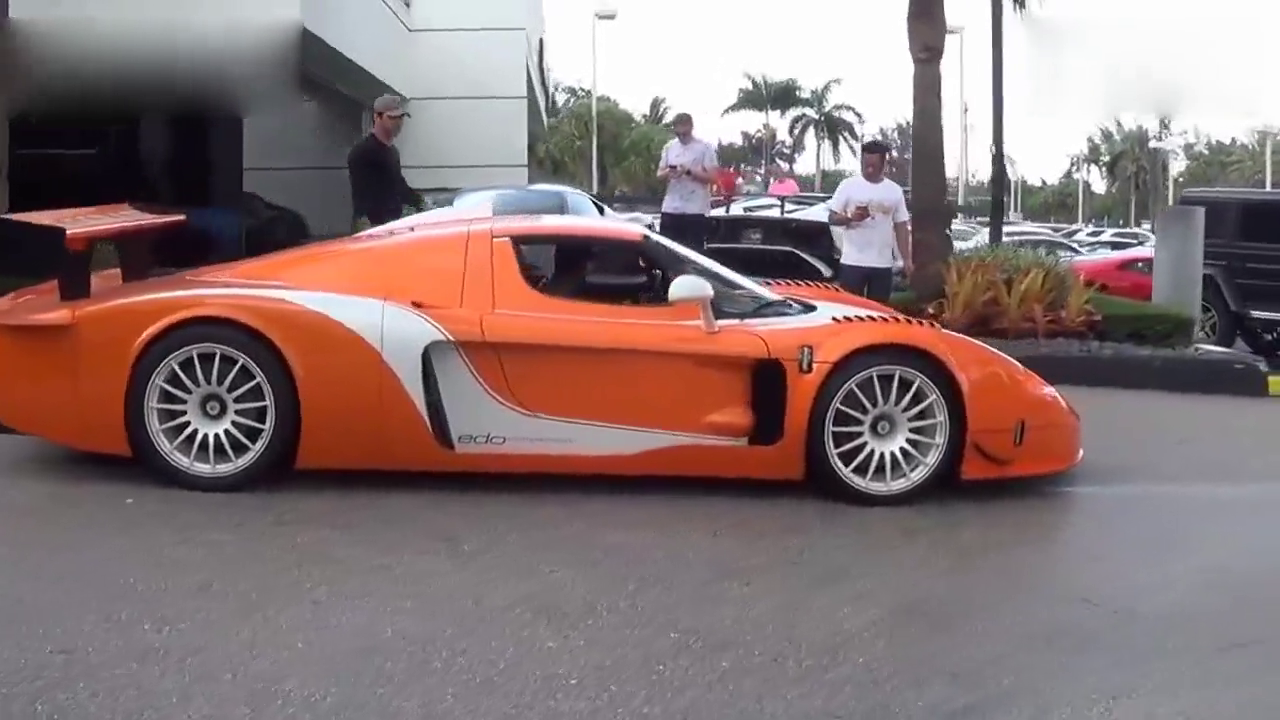 12年前的跑车小伙花了五千万购买，看到实车时朋友都说值了