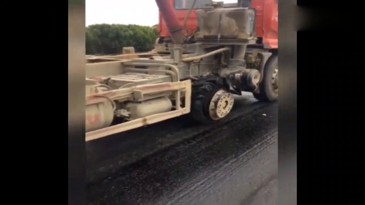 卡车师傅真任性，轮胎都这样还干活