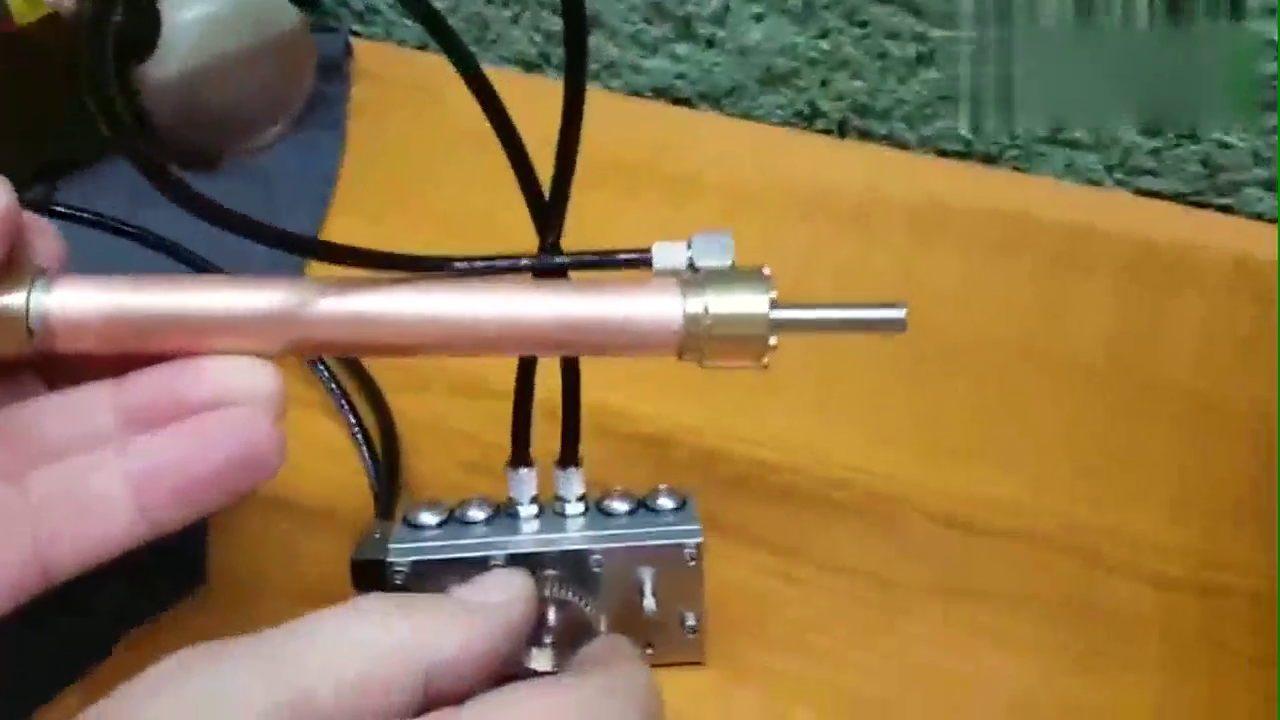 卡车模型上，支撑车厢用的液压杆，刚做好的，测一测！