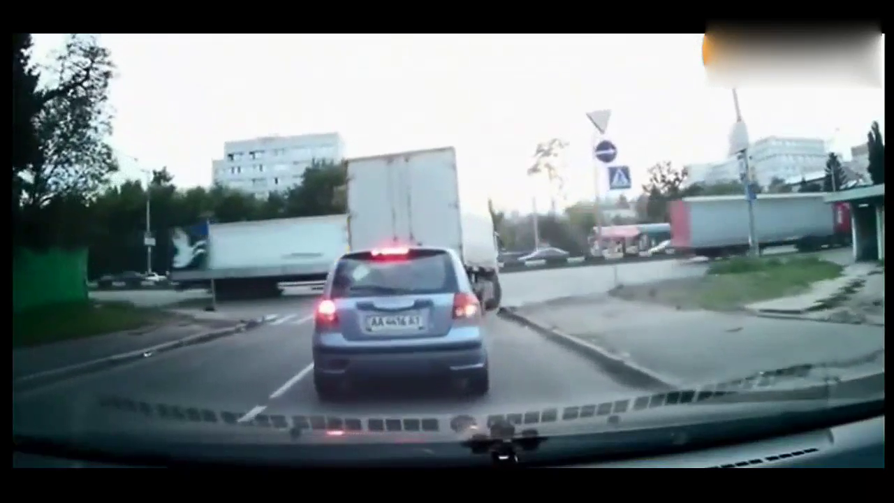 吓死了！悲催卡车轮胎 路口突然爆炸