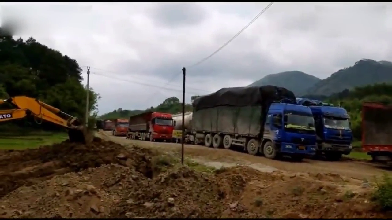 卡车司机太执着一遍又一遍的往前冲，把边上的挖掘机当成了空气