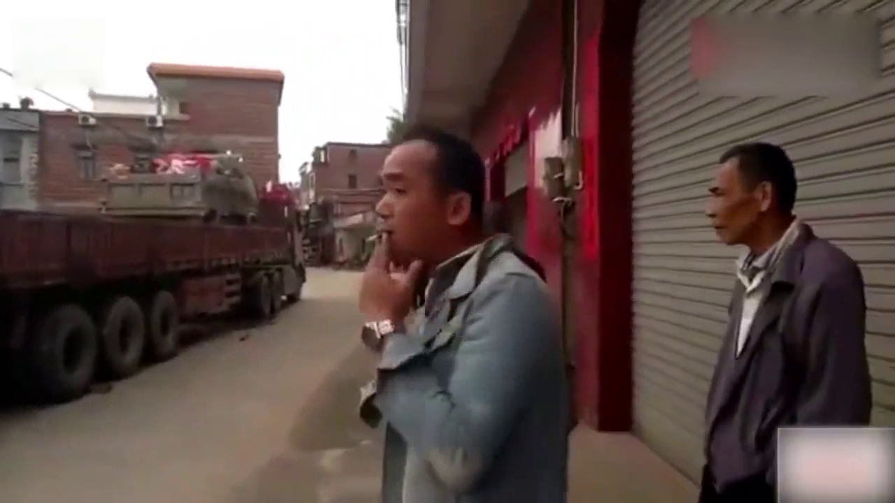 卡车挑战70度爬坡？这个司机就能做到！只需四个木板专治不服