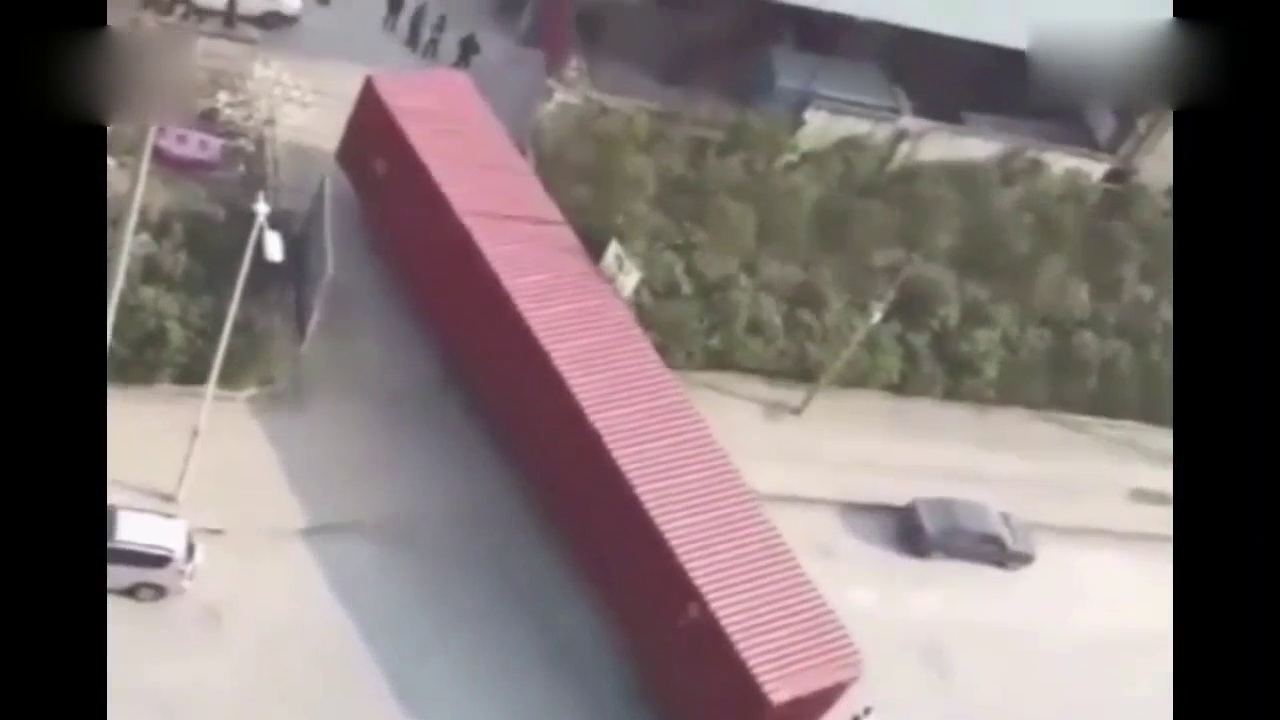 卡车司机的转弯那技术真让人佩服！