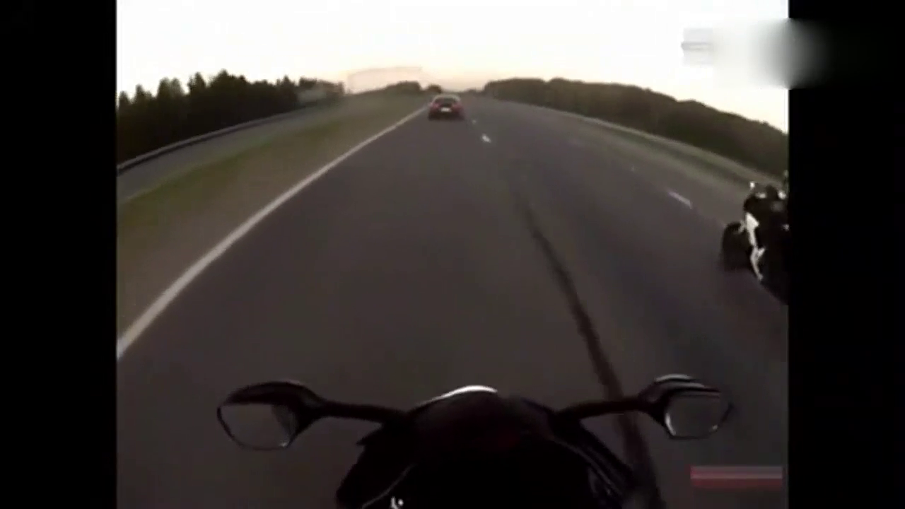 摩托车与跑车疯狂飙车 跑车猛加油门后尾灯都看不见了!