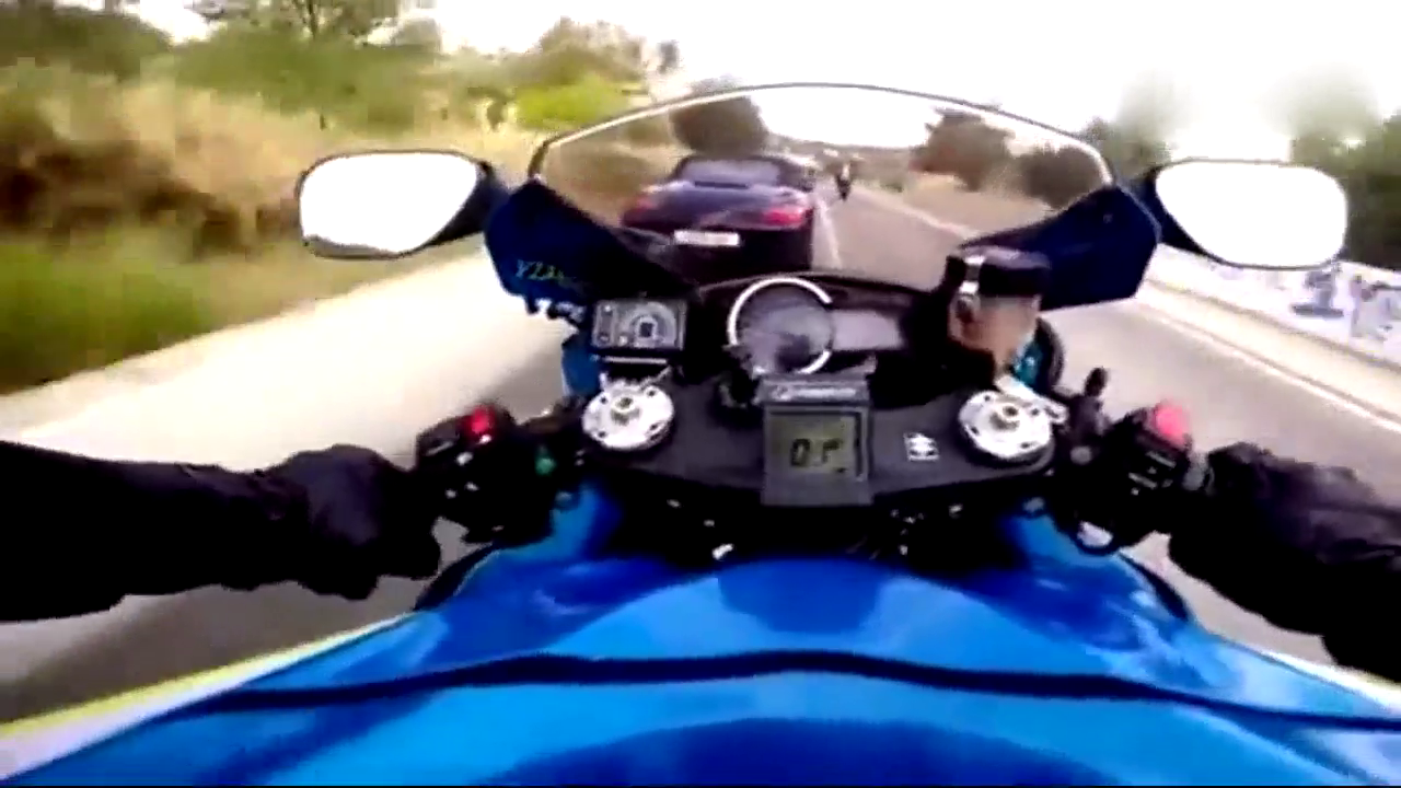 惊险刺激 主视角看摩托车狂追性能车