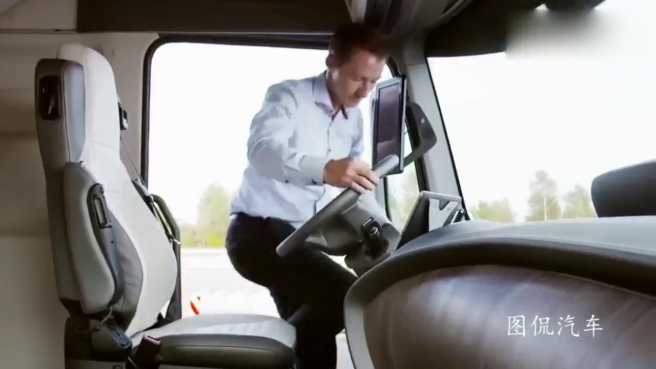 按下这个按钮，才知道啥是全自动驾驶的奔驰卡车，太强悍了！