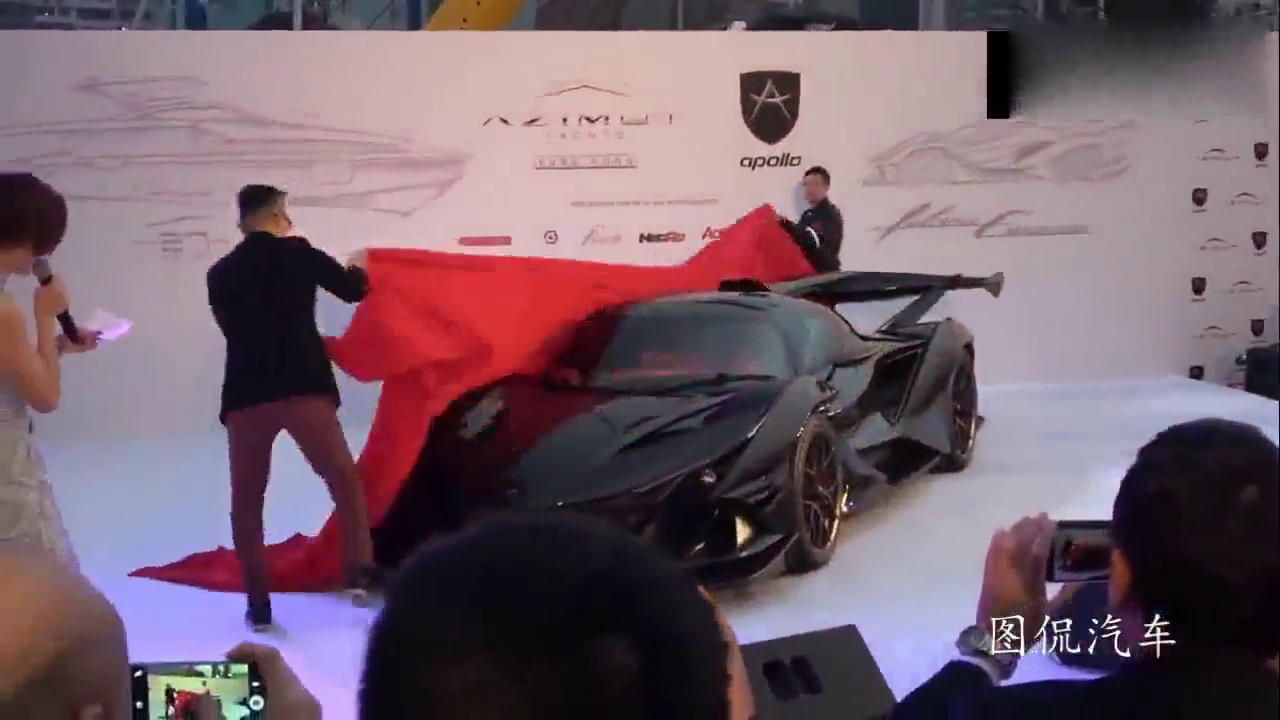 揭开价值3000万超级跑车遮布，一旁的法拉利瞬间失去了光辉！