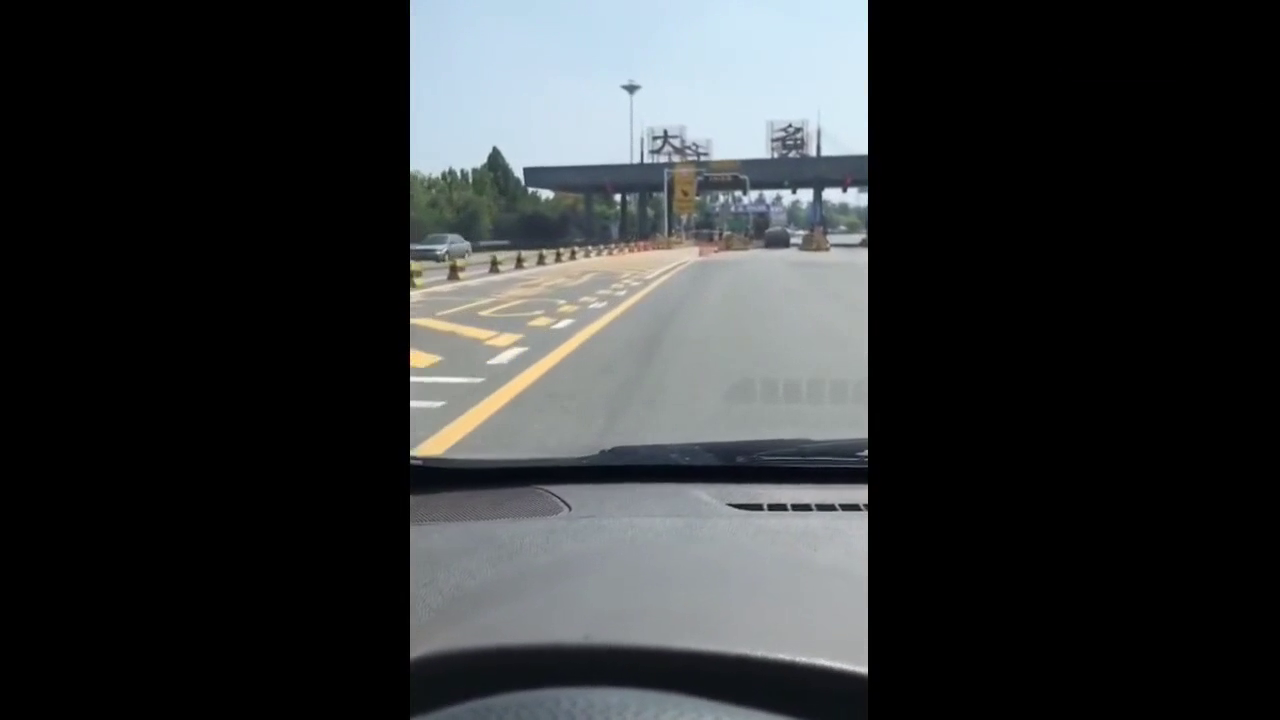 开卡车女司机技术由此的牛，到收费站下高速了