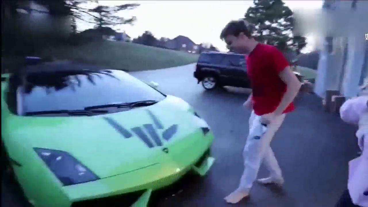 为女友订制的跑车，美女睁开眼睛后整个人都懵了！